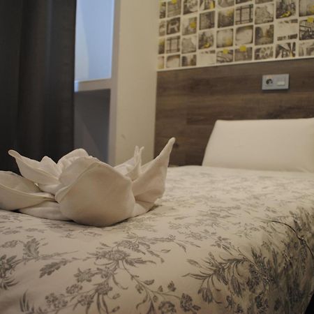 Hostal Abril Мадрид Екстериор снимка