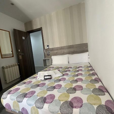 Hostal Abril Мадрид Екстериор снимка