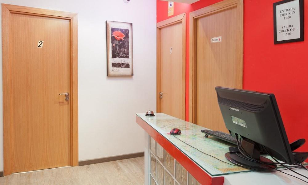 Hostal Abril Мадрид Екстериор снимка