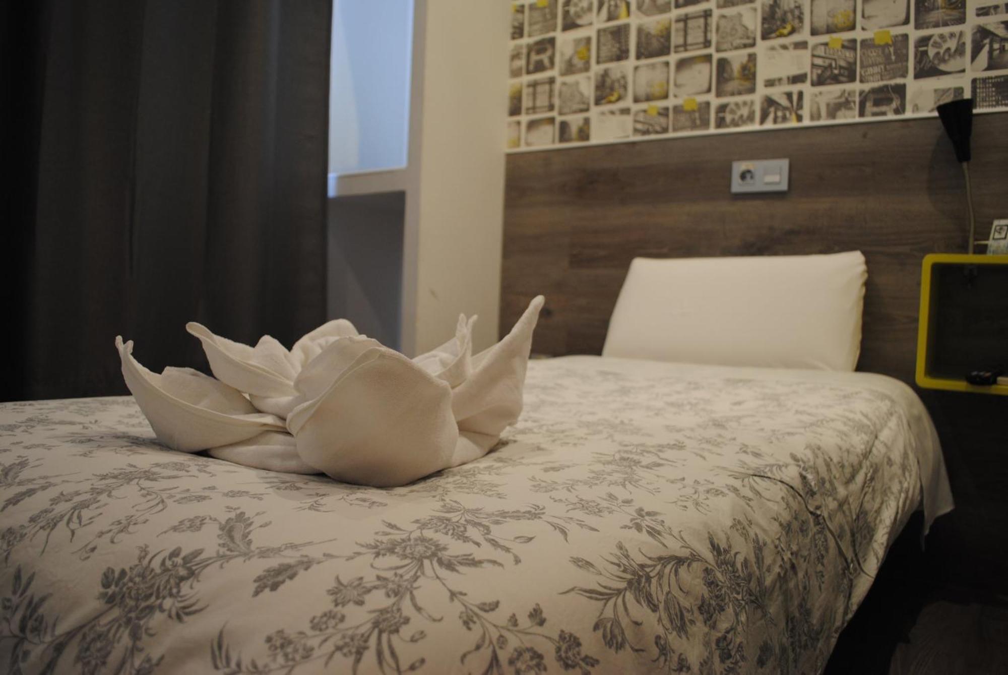 Hostal Abril Мадрид Екстериор снимка