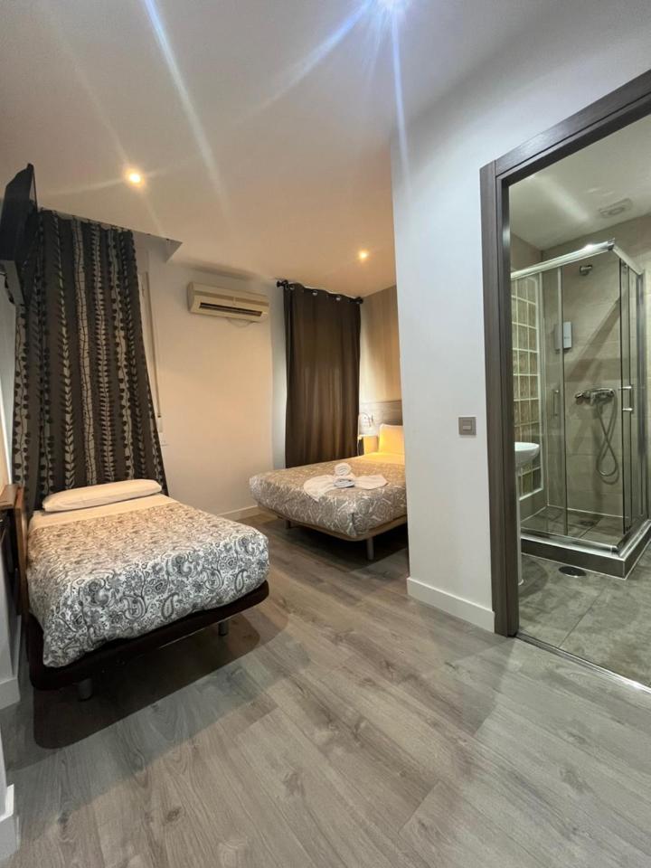 Hostal Abril Мадрид Екстериор снимка