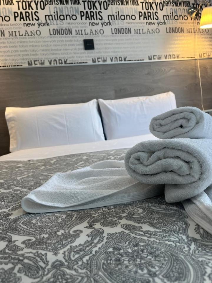 Hostal Abril Мадрид Екстериор снимка