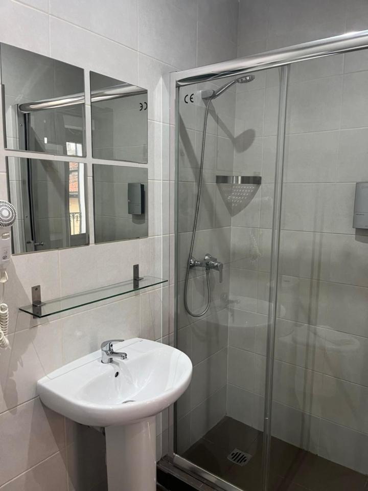 Hostal Abril Мадрид Екстериор снимка
