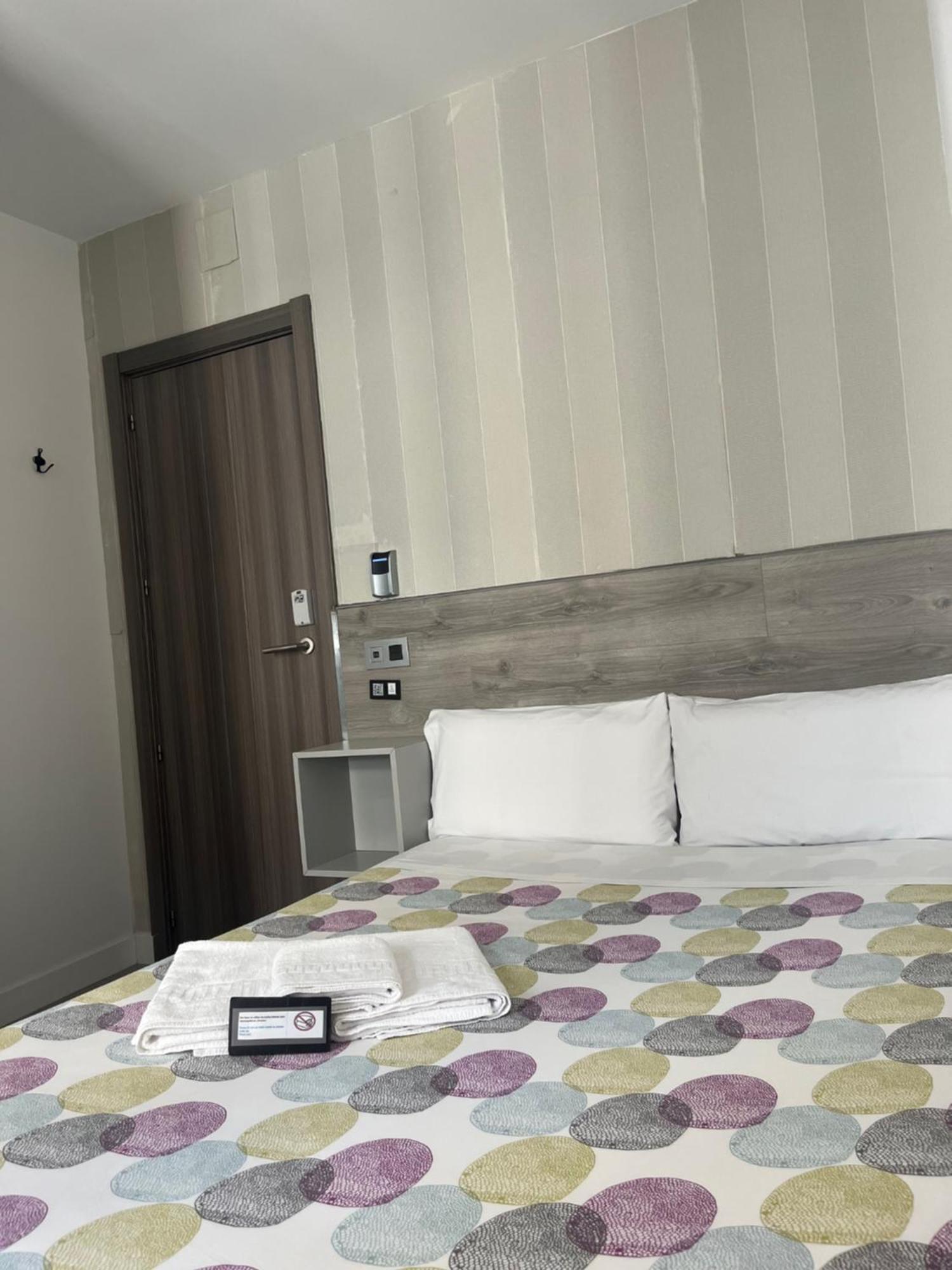 Hostal Abril Мадрид Екстериор снимка