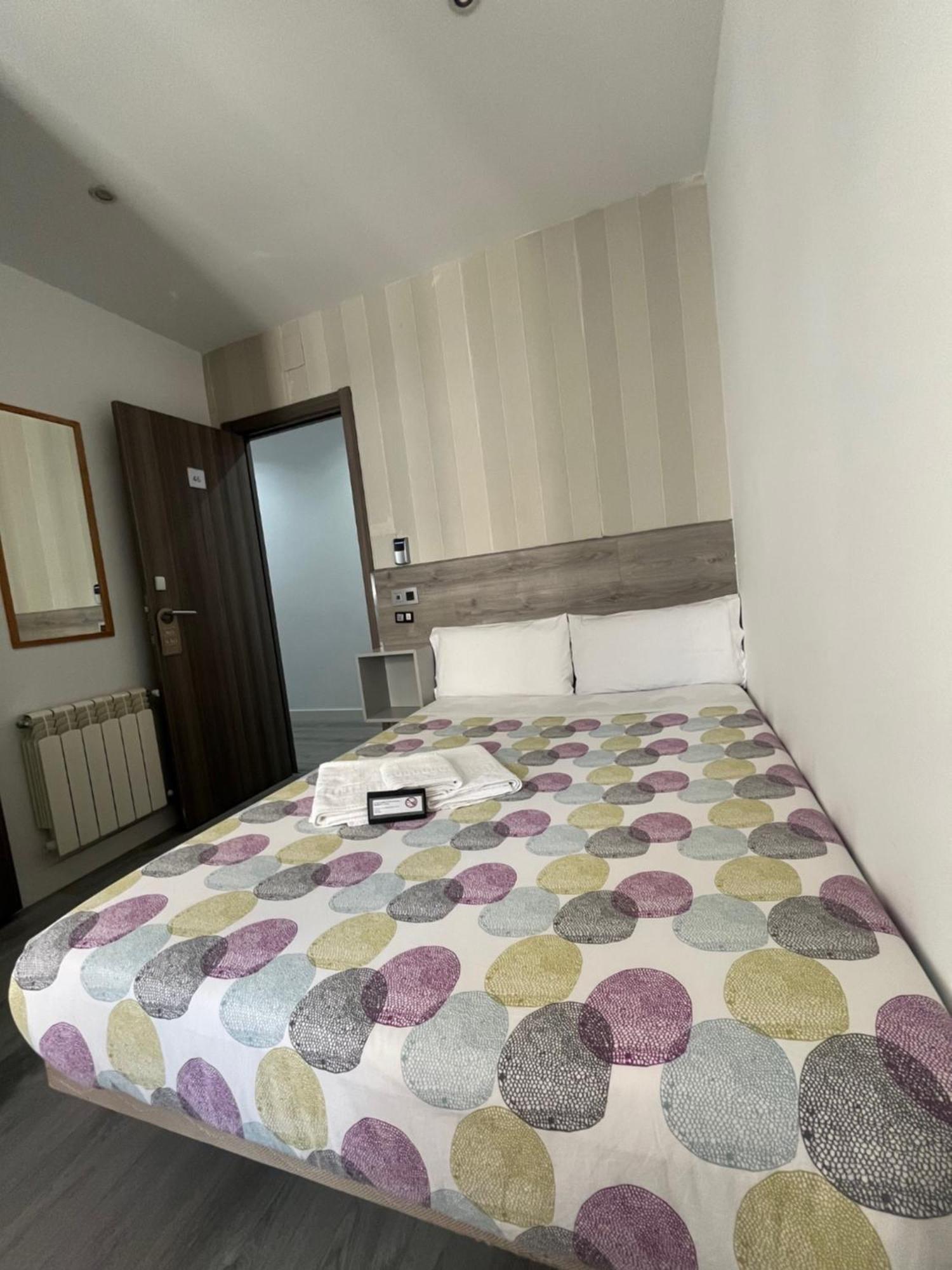 Hostal Abril Мадрид Екстериор снимка