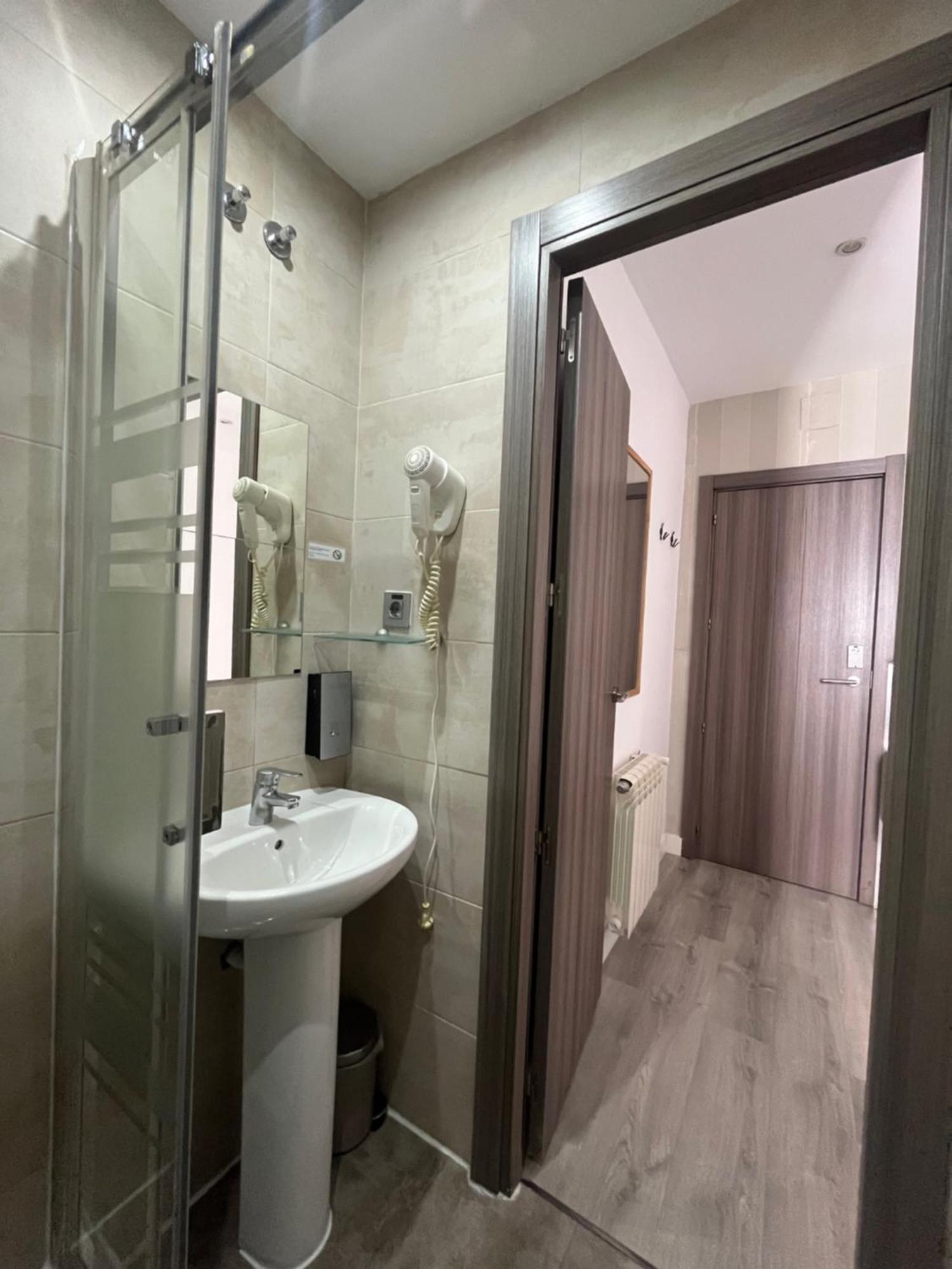 Hostal Abril Мадрид Екстериор снимка