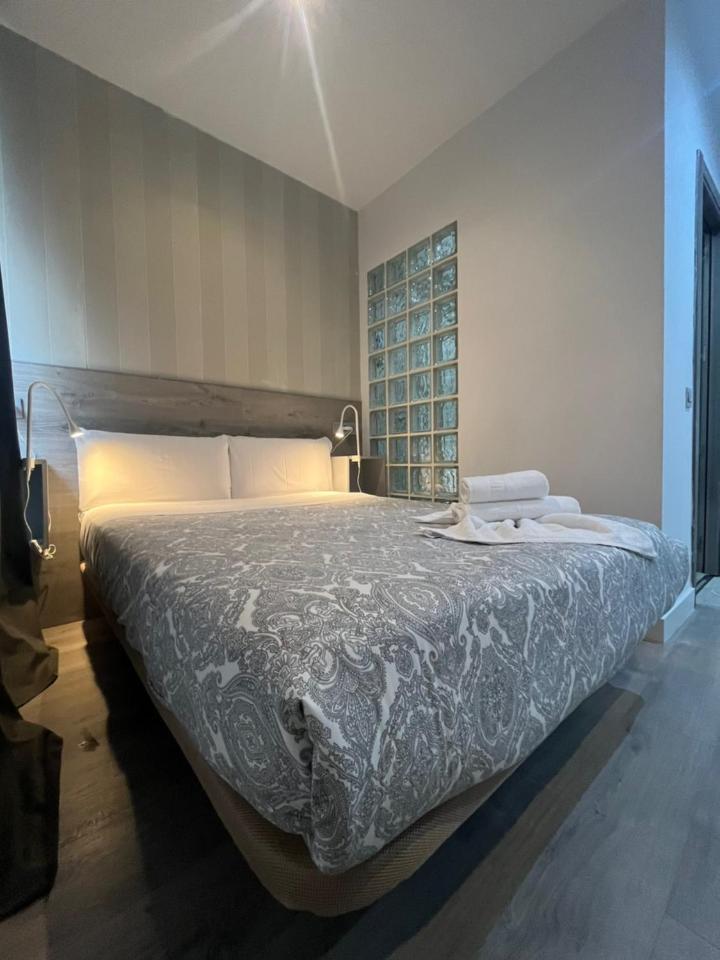 Hostal Abril Мадрид Екстериор снимка