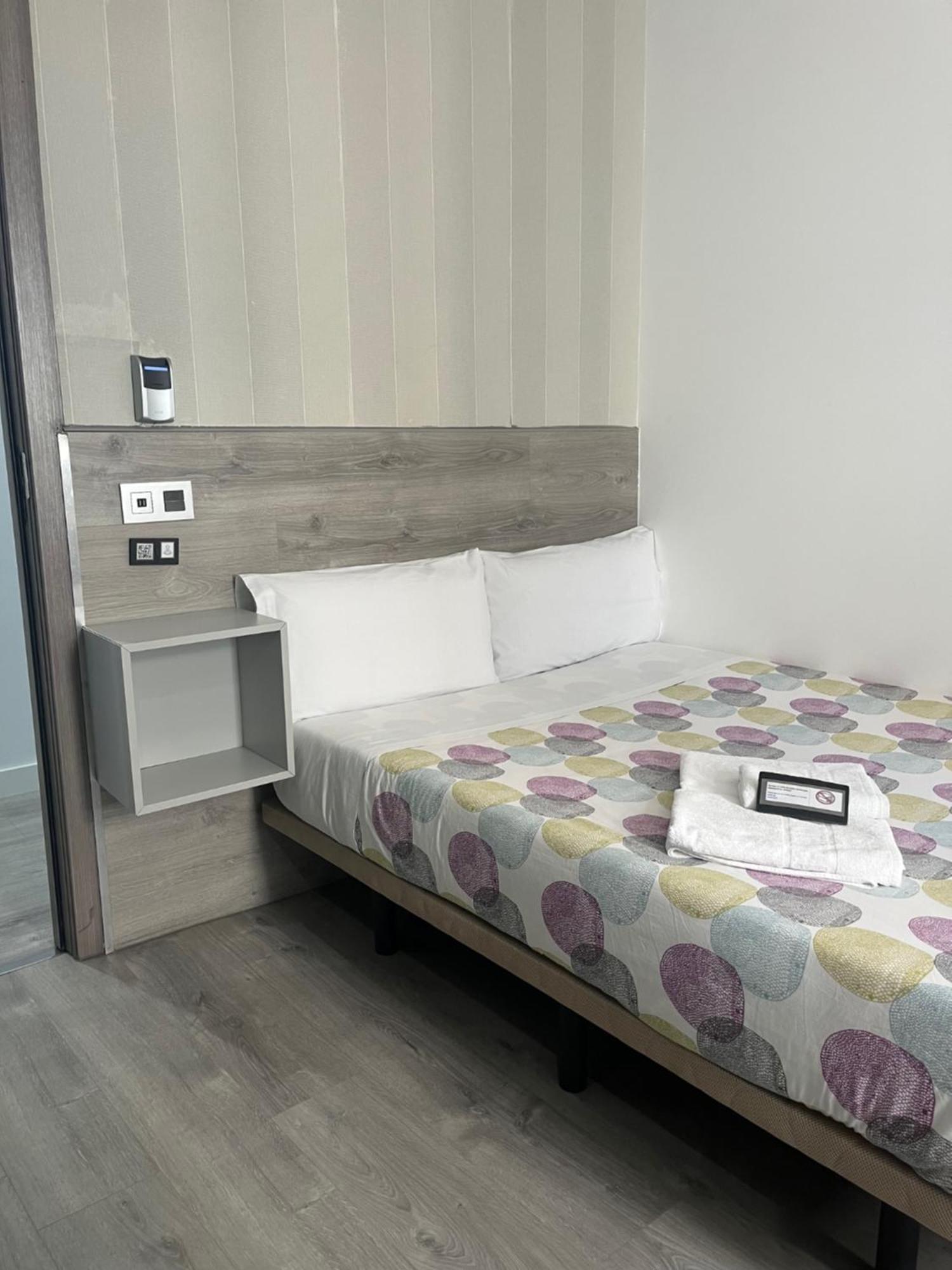Hostal Abril Мадрид Екстериор снимка
