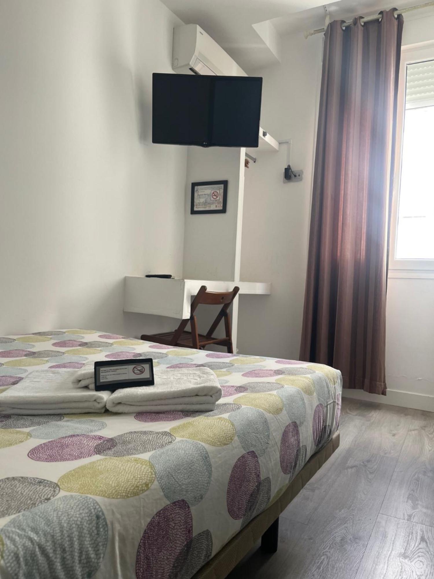 Hostal Abril Мадрид Екстериор снимка