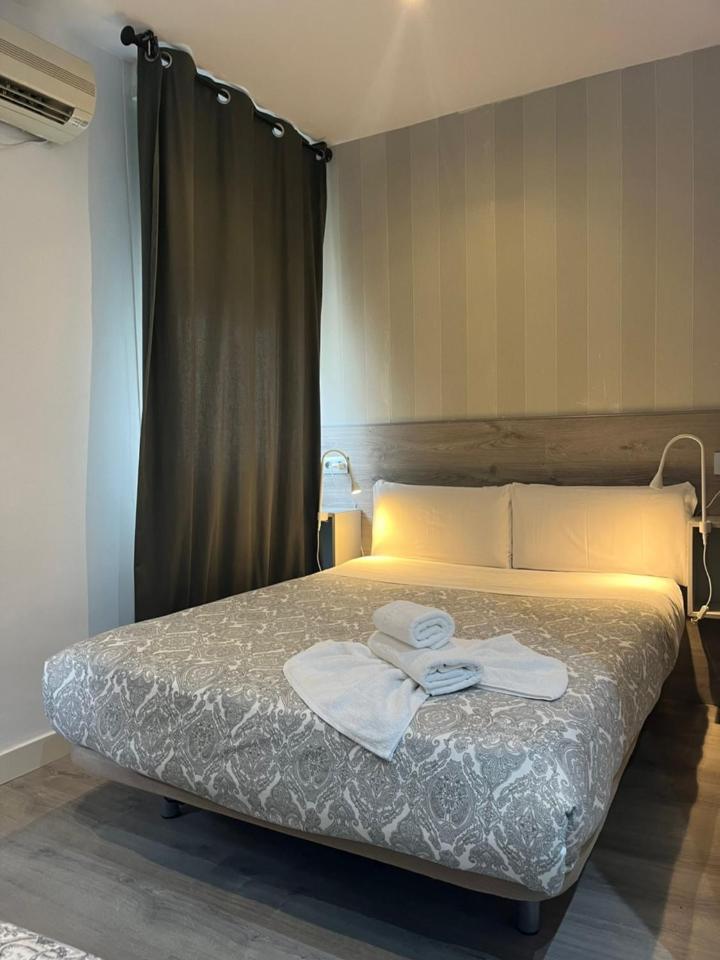 Hostal Abril Мадрид Екстериор снимка