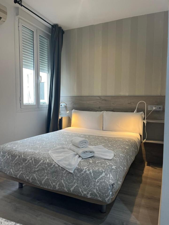 Hostal Abril Мадрид Екстериор снимка