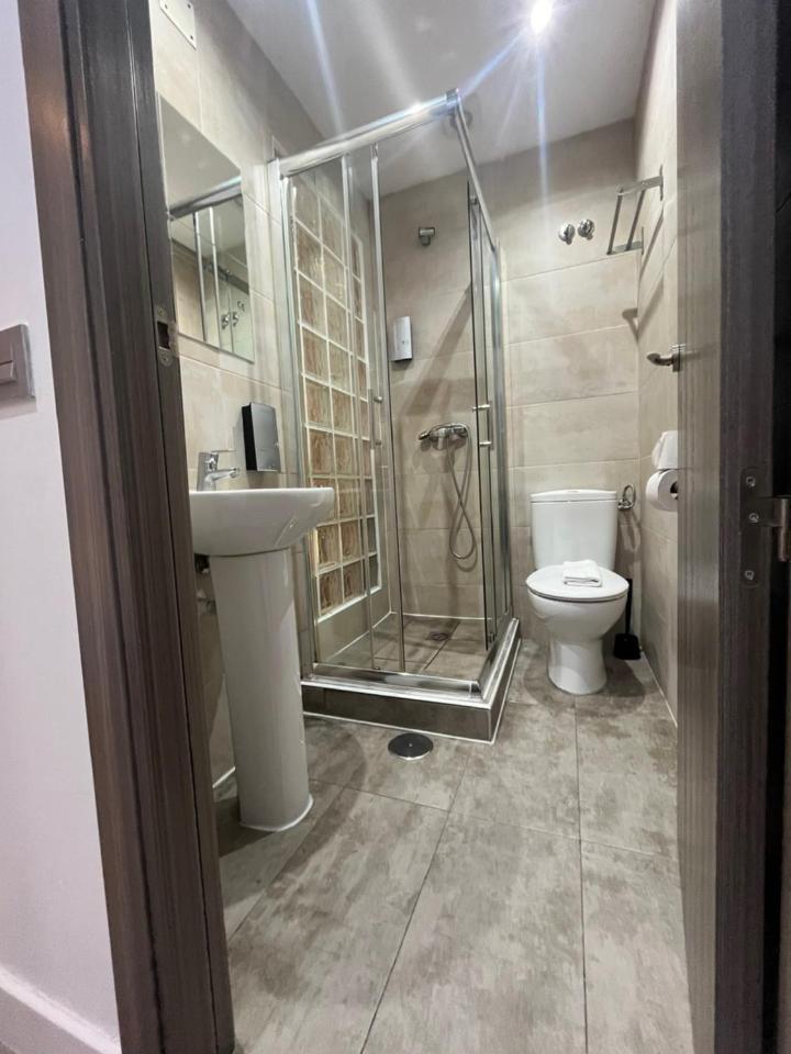 Hostal Abril Мадрид Екстериор снимка