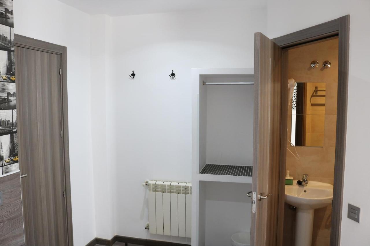 Hostal Abril Мадрид Екстериор снимка